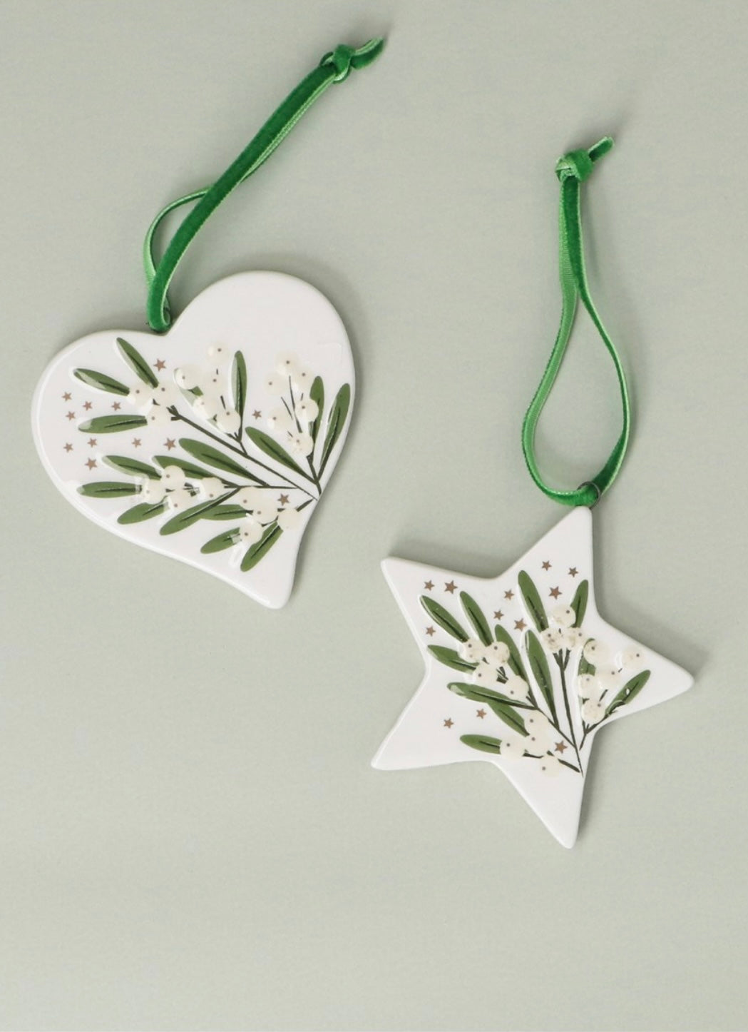 Gisela Graham Set of 2 Ceramic Star and Heart in Mistletoe Design
